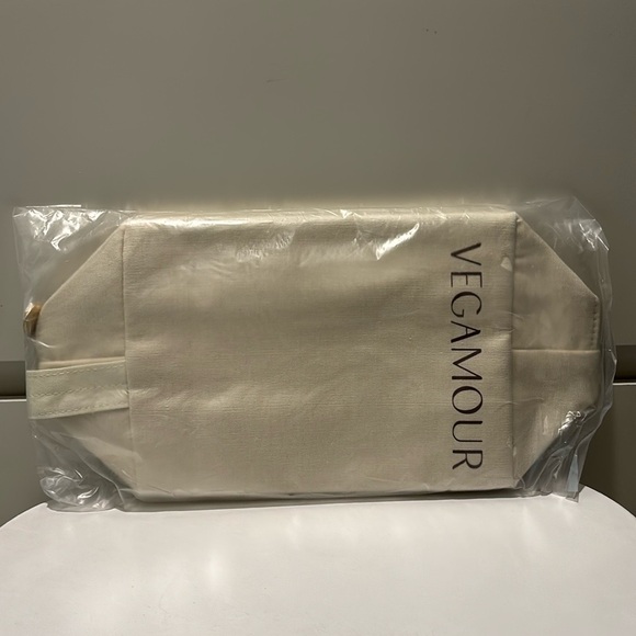 vegamour hydrate (Hydr-8)
Leave in Conditioner, comb, and Travel
Cosmetic Bag - Picture 5 of 11